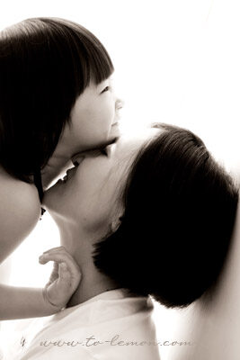 少童&宸妤一家來拍照,這張是媽麻和姊姊的互動!