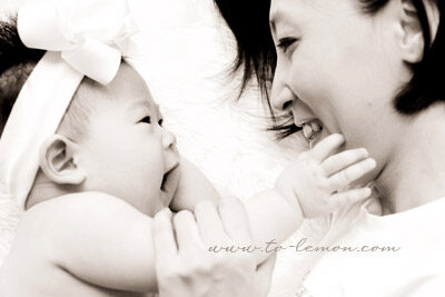 少童&宸妤一家來拍照,這張是媽麻和妹妹的互動,兩人和寶寶都好開心啊!