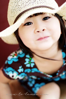 少童&宸妤一家來拍照,這張是童童姊姊戴帽子的可愛獨照!