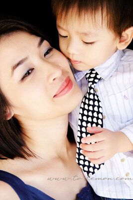 宏睿和爸拔媽麻一起來拍照，這張是宏睿親親美麗的媽麻