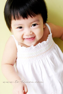 小小的欣璇來拍照，這張欣璇笑容好甜美啊！