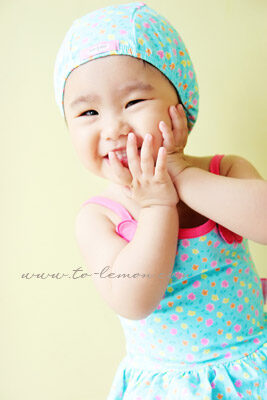 好可愛的宜儒來拍照，這張是宜儒穿著泳衣笑得有些靦腆的照片！