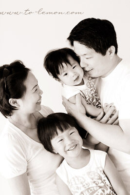 宇翔＆宇恩和爸拔媽麻一起來拍照，這張是一家人很自然的互動，黑白更留住了這張相片的美好！