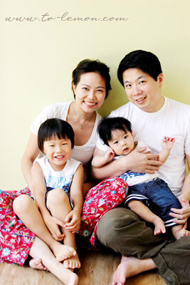 宇翔＆宇恩和爸拔媽麻一起來拍照，這張是一家四口的全家福！