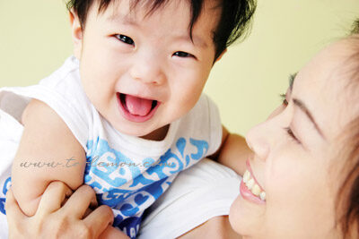 宇翔＆宇恩和爸拔媽麻一起來拍照，這張是媽麻和弟弟！弟弟的笑容超級可愛的！