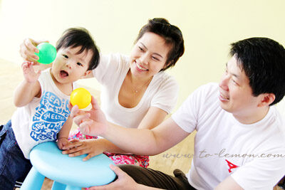 宇翔＆宇恩和爸拔媽麻一起來拍照，這張是爸拔媽麻正在和弟弟玩！