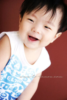 宇翔＆宇恩和爸拔媽麻一起來拍照，這張是可愛的弟弟！