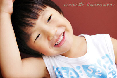 宇翔＆宇恩和爸拔媽麻一起來拍照，這張是帥氣的哥哥！