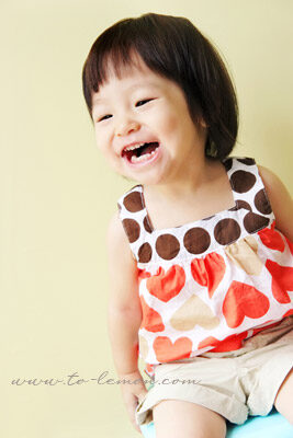 叡儀＆叡綺兩姐妹和爸拔媽麻、爺爺奶奶一起來拍照，這張是可愛的妹妹獨照！