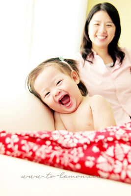 可愛的凱翎和爸拔媽麻一起來拍照，這張媽麻在凱翎後面，凱翎笑得好燦爛，好美的一張相片！