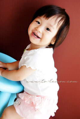 叡儀＆叡綺兩姐妹和爸拔媽麻、爺爺奶奶一起來拍照，這張是妹妹的個人寶寶照！