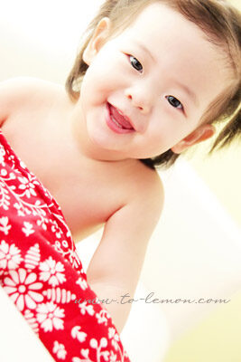 可愛的凱翎和爸拔媽麻一起來拍照，這張的凱翎寶寶照好美啊！凱翎的笑容好溫柔！