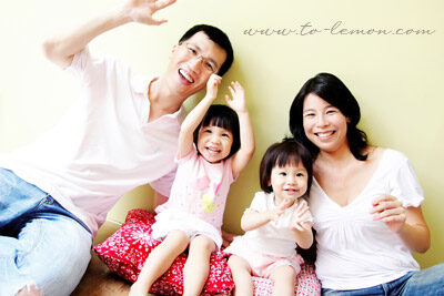 叡儀＆叡綺兩姐妹和爸拔媽麻、爺爺奶奶一起來拍照，這張是一家人很自然活潑的全家福！