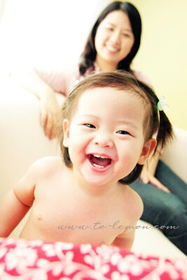 可愛的凱翎和爸拔媽麻一起來拍照，這張的凱翎和攝影師玩得正開心！