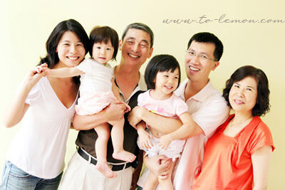 叡儀＆叡綺兩姐妹和爸拔媽麻、爺爺奶奶一起來拍照，這張是一家人和爺爺奶奶的合照！