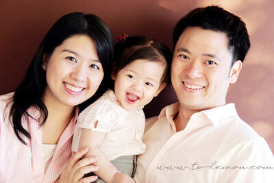 可愛的凱翎和爸拔媽麻一起來拍照，這張是一家人幸福的全家福！