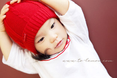 小小的瑋瞳來拍照，這張是戴紅色毛帽的瑋瞳！