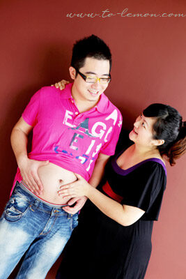 盈盈媽麻懷了龍鳳胎和先生一起來拍照，這張先生假裝懷孕好可愛！