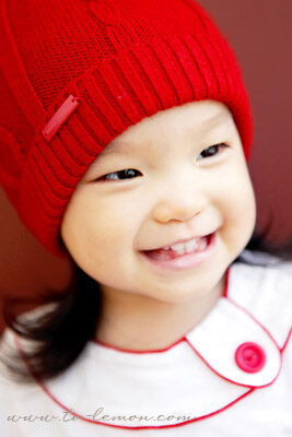 小小的瑋瞳來拍照，這張是帶著自信的笑容的瑋瞳