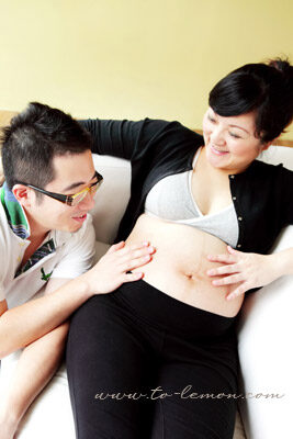 盈盈媽麻懷了龍鳳胎和先生一起來拍照，這張先生正對著肚子裡的寶寶說話，盈盈媽麻懷龍鳳胎還是好美啊！