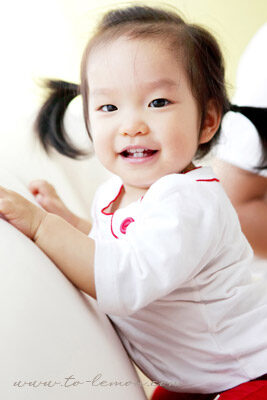 小小的瑋瞳來拍照，這張是綁兩個馬尾的瑋瞳的寶寶照！好Q啊！