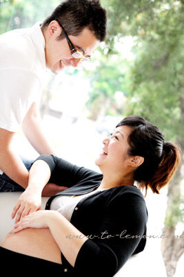 盈盈媽麻懷了龍鳳胎和先生一起來拍照，這張是盈盈和先生很自然的互動！