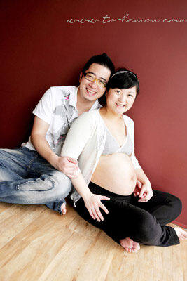 盈盈媽麻懷了龍鳳胎和先生一起來拍照，這張是爸拔抱著盈盈媽麻兩人的合照！