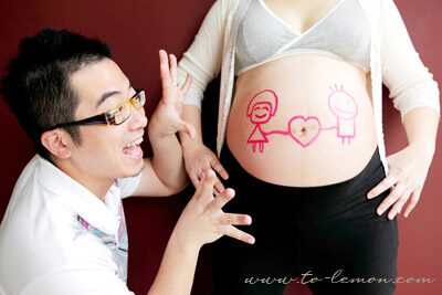 盈盈媽麻懷了龍鳳胎和先生一起來拍照，這張是爸拔和盈盈媽麻肚子上的畫畫合照，爸拔很開心！