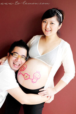 盈盈媽麻懷了龍鳳胎和先生一起來拍照，這張是爸拔畫完抱著盈盈媽麻合照的相片，爸拔超級開心的！