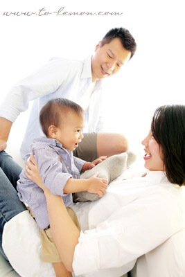 明衛和爸拔媽麻一起來拍照，這張是明衛和媽麻正在玩！