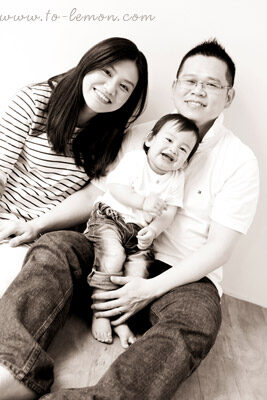 振為和爸拔媽麻一起來拍寶寶攝影，這張是一家三口的全家福！黑白相片讓這張相片更有味道！