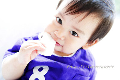 振為和爸拔媽麻一起來拍寶寶攝影，這張是振為在吃米餅！