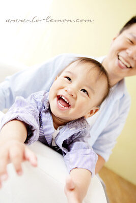 明衛和爸拔媽麻一起來拍照，這張是明衛笑得好燦爛啊，百看不膩的一張相片！