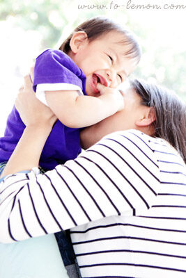 振為和爸拔媽麻一起來拍寶寶攝影，這張是媽麻正在和振為玩！振為好開心！