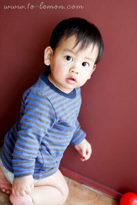 振為和爸拔媽麻一起來拍寶寶攝影，這張是振為剛好轉過頭看鏡頭的萌樣！