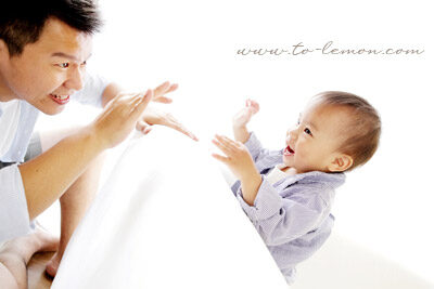 明衛和爸拔媽麻一起來拍照，這張是爸拔正在和明衛玩！兩人好有趣！