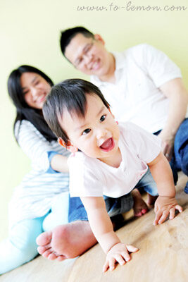 振為和爸拔媽麻一起來拍寶寶攝影，這張是爬的正開心的振為！
