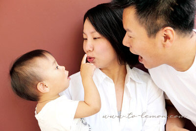 明衛和爸拔媽麻一起來拍照，這張是明衛正在和媽麻玩！好有戲的一張相片！