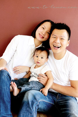 明衛和爸拔媽麻一起來拍照，這張是一家三口美好的全家福！