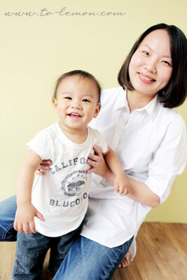 明衛和爸拔媽麻一起來拍照，這張是媽麻和明衛的合照！