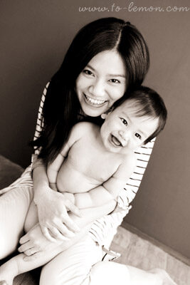 振為和爸拔媽麻一起來拍寶寶攝影，這張是媽麻和振為的合照！