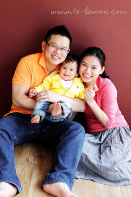 振為和爸拔媽麻一起來拍寶寶攝影，這張是一家三口幸福的全家福！