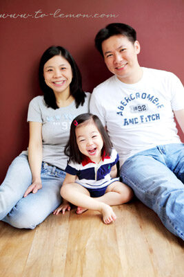 佳晏和爸拔媽麻一家來拍照，這張是很Ｑ的全家福！