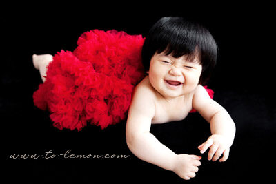 可愛的Yoyo和爸拔媽麻一起來拍照，這張是穿著紅色的澎澎裙的Yoyo好可愛啊！