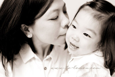 佳晏和爸拔媽麻一家來拍照，這張是媽麻親親佳晏！