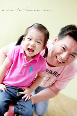 佳晏和爸拔媽麻一家來拍照，這張是爸拔和佳晏玩耍中！