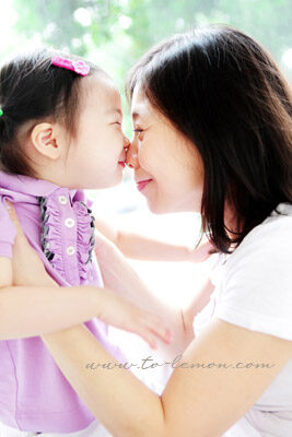佳晏和爸拔媽麻一家來拍照，這張是媽麻和佳晏互相親親！好幸福好美的一張相片！