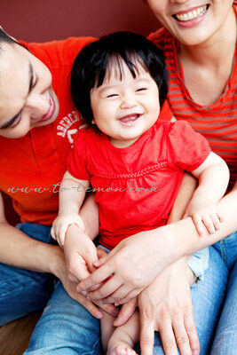 可愛的Yoyo和爸拔媽麻一起來拍照，這張是Yoyo和爸拔媽麻的互動，好自然有很美好的氛圍的一張相片啊！