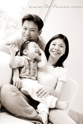 佳晏和爸拔媽麻一家來拍照，這張是超可愛的全家福，佳晏好有戲啊！黑白也讓這張相片更有味道！