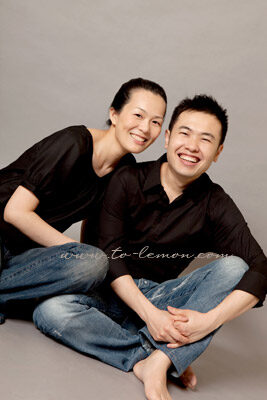 可愛的Yoyo和爸拔媽麻一起來拍照，這張是Yoyo爸拔和媽麻兩人的合照，兩人的互動很美好！